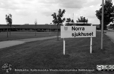 Entrén till Norra Sjukhuset i Lund
Sjukhusfotograferna i Lund. Pärm Negativ S/V, färg-1986. 52/86. Norra sjukhuset. Från negativ. 
Nyckelord: Lasarett;Lund;Universitetssjukhus;USiL;Långvård;Geriatrik;Kronikervård;Omvårdnad;Sjukhem;Geriatrisk;Klinik