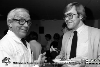 Från invigningen av en ny del av neuroröntgenavdelningen 1986
Pärm Negativ S/V, färg-1986. 62/86. Röntgen invigs efter ombyggnad. Röntgenologen doc. Sten Cronqvist till vänster och administratören Ingvar Wiberg (senare regiondirektör och forskningsdirektör) till höger. Från negativ. 
Nyckelord: Lasarettet;Lund;Universitetssjukhus;USiL;Röntgen;Invigning;Direktör;Chefer