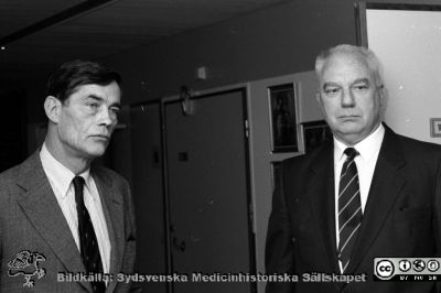 Professor Göran Bauer och landshövding Bertil Göransson1986
Sjukhusfotograferna i Lund. Pärm Negativ S/V, färg-1986. 119-1986. Film II.  Från negativ
Nyckelord: Lasarettet;Lund;Universitetssjukhus;USiL;Ortopedi;Politiker;Administration