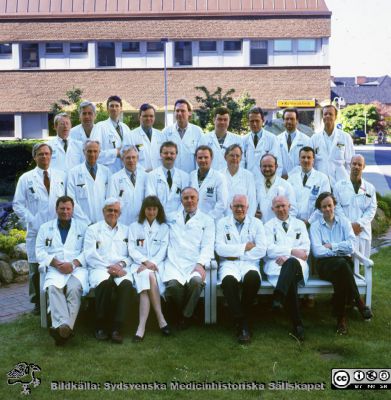 Läkare på ortopediska kliniken i Lund 1997
Sjukhusfotograferna i Lund. Plast-ficka, lösa bilder, 1980-90-talen. Omärkt bild. 1 Rolf Önnerfelt; 2 Carl-Göran Hagert; 3 Marianne Arner; 4 Lars Lidgren; 5 Anders Rydholm; 6 Anders Lindstrand; 7 Per Aspenberg; 8 Hans Wingstrand; 9 Göran Sundén; 10 Gunnar Hägglund; 11 Lars Peter Jorn; 12 Gunnar Flivik; 13 Jan Larsson; 14 Otto Robertsson; 15 Uldis Kesteris; 16 Johan Nilsson; 17 Kaj Knutson; 18 Göran Eckervall; 19 Niels Knudstorp; 20 Magnus Eneroth; 21 Henrik Lauge-Pedersen; 22 Gunnar Gunnarsson; 23 Paul Axelsson; 24 Ulrik Hansson; 25 Leif Ryd. Numrering enligt bildfil SMHS14174Num. Från positiv. 
Nyckelord: Lasarettet;Lund;Universitetssjukhus;USiL;Ortopedisk;Kirurgisk;Klinik