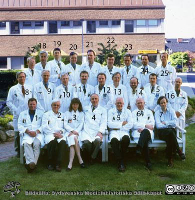 Läkare på ortopediska kliniken i Lund 1997
Sjukhusfotograferna i Lund. Plast-ficka, lösa bilder, 1980-90-talen.	Omärkt bild. 1 Rolf Önnerfelt; 2 Carl-Göran Hagert; 3 Marianne Arner; 4 Lars Lidgren; 5 Anders Rydholm; 6 Anders Lindstrand; 7 Per Aspenberg; 8 Hans Wingstrand; 9 Göran Sundén; 10 Gunnar Hägglund; 11 Lars Peter Jorn; 12 Gunnar Flivik; 13 Jan Larsson; 14 Otto Robertsson; 15 Uldis Kesteris; 16 Johan Nilsson; 17 Kaj Knutson; 18 Göran Eckervall; 19 Niels Knudstorp; 20 Magnus Eneroth; 21 Henrik Lauge-Pedersen; 22 Gunnar Gunnarsson; 23 Paul Axelsson; 24 Ulrik Hansson; 25 Leif Ryd. Från positiv. 
Nyckelord: Lasarettet;Lund;Universitetssjukhus;USiL;Ortopedisk;Kirurgisk;Klinik