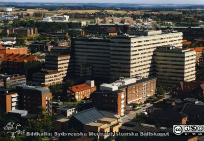Lasarettet i Lund i slutet på 1900-talet. 
Sjukhusfotograferna i Lund. Plast-ficka, lösa bilder, 1980-90-talen. Foto efter 1993 då strålbehandlingavdelningen stod klar, men före 1998 då barnkliniken BUS och BMC börjat byggas. Det ovala parkeringshuset närmast folkskoleseminariet är under byggnad. Rimligen samma fotoflygning som för bild SMHS14202. Från originalfoto
Nyckelord: Lund;Lasarettet;Universitet;Universitetssjukhus;USiL;Flygfoto;Blocket;Centralblock