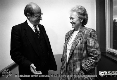  Landstingspolitikern (m) Fredrik Swartling och sjukhusdirektören i Lund 1988-12-01 - 1994-11-30, Ulla Leissner
Sjukhusfotograferna i Lund. Plast-ficka, lösa bilder, 1980-90-talen. Från originalfoto
Nyckelord: Lasarett;Lund;Universitet;Universitetssjukhus;USiL;Chef;Direktör;Administration;Politiker;Landsting