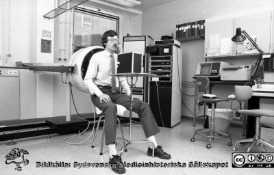 Ventilationsscintigrafi 1984
Sjukhusfotograferna i Lund. Pärm S/V neg-84. Dr Per Wollmer (senare professor på Malmö Allmänna Sjukhus) demonstrerar utrustning för ventilationsscintigrafi på avdelningen för klinisk fysiologi 1984, och lådan är den första varianten av utrustningen. Mätningarna görs med avdelningens s.k. gammakamera. Från negativ.
Nyckelord: Lasarettet;Lund;Universitetssjukhus;USiL;Klinisk;Fysiologi;Avdelning;Lungfunktion;Andningsprov