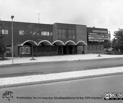 Exteriör, vårdcentralen i Bjärreds centrum
Sjukhusfotograferna i Lund. Pärm Negativ, Dia, 1987. Foto sommaren 1987. Från negativ.
Nyckelord: Lasarettet;Lund;Universitetssjukhus;USiL;Vårdcentral;Distriktsläkare
