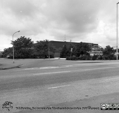 Exteriör, vårdcentralen i Bjärreds centrum
Sjukhusfotograferna i Lund. Pärm Negativ, Dia, 1987. Foto sommaren 1987. Från negativ.
Nyckelord: Lasarettet;Lund;Universitetssjukhus;USiL;Vårdcentral;Distriktsläkare