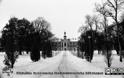 Huvudbyggnaden på St Lars sjukhus
Sjukhusfotograferna i Lund. Pärm Negativ, Dia, 1987. 2-1987. från öster. Vinterbild. Från negativ.
Nyckelord: Lasarettet;Lund;Universitetssjukhus;USiL;St Lars;Psykiatri;Mentalsjukhus;Vinter;Sn