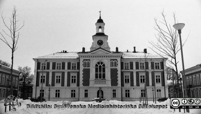 Huvudbyggnaden på St Lars sjukhus från öster
Sjukhusfotograferna i Lund. Pärm Negativ, Dia, 1987. 2-1987. Vinterbild. Från negativ.
Nyckelord: Lasarettet;Lund;Universitetssjukhus;USiL;St Lars;Psykiatri;Mentalsjukhus;Vinter;Sn