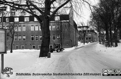 Lasarettsgatan norrut vid gamla kvinnokliniken 1987
Sjukhusfotograferna i Lund. Pärm Negativ, Dia, 1987. 2-1987. Gamla Kvinnokliniken (senare Rehabhuset) och Lasarettsgatan norrut mot gamla Medicinska Kliniken (senare Hudhuset). Vinterbild. Från negativ.
Nyckelord: Lasarettet;Lund;Universitetssjukhus;USiL;Kvinnoklinik;KK;Gynekologisk;Medicinsk;Vinter;Sn