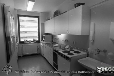 Fördelningskök, kvinnokliniken avdelning 47, 1987
Sjukhusfotograferna i Lund. Pärm Negativ, Dia, 1987. 8-1987. Från negativ.
Nyckelord: Lasarettet;Lund;Universitetssjukhus;USiL;KK;Kvinnoklinik;Gynekologisk;Kök