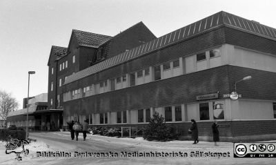 Kvinnokliniken i Lund, från nordväst
Sjukhusfotograferna i Lund. Pärm Negativ, Dia, 1987.	I. 10-1987. Från negativ.
Nyckelord: Lasarettet;Lund;Universitetssjukhus;USiL;Kvinnoklinik;Gynekologisk;KK;BB;Barnbördshus;Förlossning