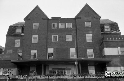 Kvinnokliniken från norr
Sjukhusfotograferna i Lund. Pärm Negativ, Dia, 1987.	I. 10-1987. Nya kvinnoklinikens fasad mot norr med huvudingången. Från negativ.
Nyckelord: Lasarettet;Lund;Universitetssjukhus;USiL;Kvinnoklinik;Gynekologisk;Barnbördshus;BB;KK