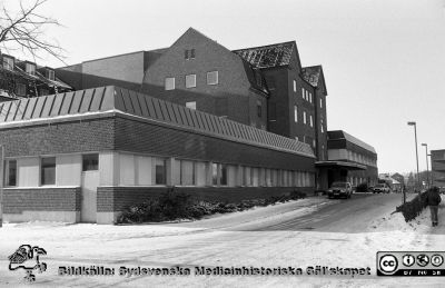 Kvinnokliniken från nordost 1987
Sjukhusfotograferna i Lund. Pärm Negativ, Dia, 1987.	I. 10-1987. Från negativ.
Nyckelord: Lasarettet;Lund;Universitetssjukhus;USiL;Kvinnoklinik;Gynekologisk;KK;BB;Barnbördshus;Förlossning