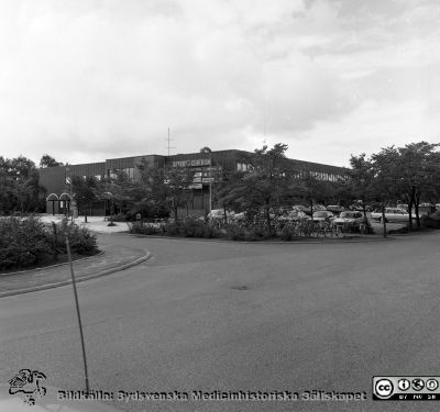 Centrumhuset i Bjärred, med vårdcentral
Sjukhusfotograferna i Lund. Pärm Negativ, Dia, 1987. Foto sommaren 1987. Från negativ
Nyckelord: Lasarettet;Lund;Universitetssjukhus;USiL;Primärvård;Vårdcentral;Distriktsläkarstation