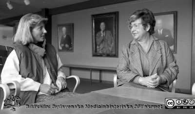 Landstringsrådet Eva Åsare och ordföranden i en handikappförening i Malmö, Lena Andersson 
Sjukhusfotograferna i Lund. Pärm Negativ, Dia, 1987. Landstringsrådet Eva Åsare tillsammans med ordföranden i en handikappförening i Malmö, Lena Andersson från Malmö i samband med konferensen "Hela hela människan" som Eva Åsare tagit initiativ till, Foto på landstingshuset i Lund. Porträtten på väggen är gamla nu avlidna FU ordföranden i Förvaltningsutskottet, bl.a. Erik Nilsson från Svalöv. 87-04-03. 47/1987. Från negativ
Nyckelord: Landsting;Lund;Lasarettet;Universitet;Universitetssjukhus;USiL;Politiker;Administration;Konferens;Möte;Handikapp