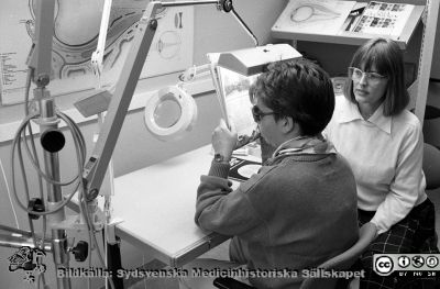 Syncentralen i Lund
Sjukhusfotograferna i Lund. Pärm Negativ, Dia, 1987. 50/1987. A. 87-04-06. En synskadad (synpedagog Pia Daag agerar här statist) övar lästeknik under överinseende av synpedagog Bodil Kornfeld. Från negativ.
Nyckelord: Lasarettet;Lund;Universitetssjukhus;USiL;Ögon;Syncentral;Oftalmologi;Handikapp;Synskadad