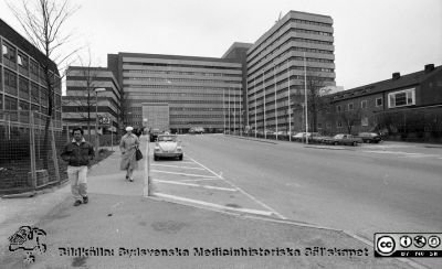Lasarettet i Lund. Centralblocket från väster vid huvudentrén, maj 1987
Sjukhusfotograferna i Lund. Pärm Negativ, Dia, 1987. 69/1987. Staketet till vänster i bilden antyder att administrationshuset är under ombyggnad. Från negativ. 
Nyckelord: Lund;Lasarettet;Universitetssjukhus;USiL;Centralblocket