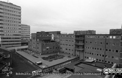 Lasarettet i Lund 1987
Sjukhusfotograferna i Lund. Pärm Negativ, Dia, 1987. 69/1987. Centralblocket längst till vänster, radiologiska kliniken i centrum. Hitom den ses radiofysiska institutionens av strålskyddsskäl nedgrävda låga byggnad. Kampradhuset kom senare att fylla mycket av bildens luftvolym. Foto från högt upp i dåvarande barnklinikens hus (senare Alwallhuset), maj 1987. Från negativ. 
Nyckelord: Lasarettet;Lund;Universitetssjukhus;USiL;Centralblocket;Tandpoliklinik;Odontologisk;Radiologisk;Radiofysisk;Institution