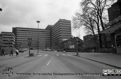 Lasarettet i Lund 1987
Sjukhusfotograferna i Lund. Pärm Negativ, Dia, 1987. 80/1987. Centralblocket från väster vid huvudentrén, 1987. Till höger tandpolikliniken, radiologiska kliniken och dåvarande barnkliniken. Staketet till vänster i bilden antyder att administrationshuset är under ombyggnad. Från negativ. 
Nyckelord: Lund;Lasarettet;Universitetssjukhus;USiL;Centralblocket;Portvakt;Barn;Klinik;Odontologisk;Radiologisk;Onkologisk;Barn;Pediatrisk