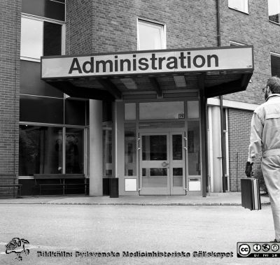 Lasarettet i Lund 1987. Entrén till nya administrationslokaler
Sjukhusfotograferna i Lund. Pärm Negativ, Dia, 1987. 82-87. Administrationens entré efter flytt till gamla sjuksköterskeskolans byggnad (SSSH). Från negativ. 
Nyckelord: Lasarettet;Lund;USiL;Universitetssjukhus;Administration;Entre;Entré