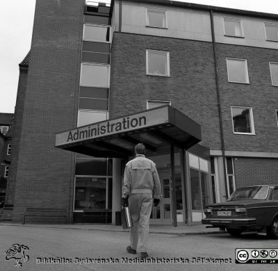Lasarettet i Lund 1987. Entrén till nya administrationslokaler
Sjukhusfotograferna i Lund. Pärm Negativ, Dia, 1987. 82-87. Administrationens entré efter flytt till gamla sjuksköterskeskolans byggnad (SSSH). Från negativ. 
Nyckelord: Lasarettet;Lund;USiL;Universitetssjukhus;Administration;Entre;Entré