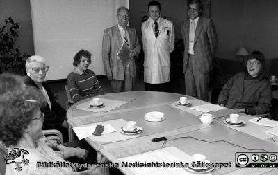 Socialstyrelsen  besöker Lasarettet i Lund 1987
Sjukhusfotograferna i Lund. Pärm Negativ, Dia, 1987. 86/87. Neg, nr 24. Stående sjukhusdirektör Kurt Roos, thoraxkirurgen Jan Kugelberg, sektionschef Ingvar Wiberg. Foto för personaltidningen Journalen, 87-06-17. Från negativ. 
Nyckelord: Lasarettet;Lund;Universitetssjukhus;USiL;Administration;Socialstyrelsen