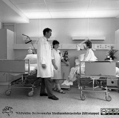 Professor Berndt Ehinger 1987
Sjukhusfotograferna i Lund. Pärm Negativ, Dia, 1987. 96/87. Professor Berndt Ehinger vid en patient i den nyrenoverade ögonkliniken i Lund 1987 tillsammans med syster Eva Kajsa Lundström. Från negativ. 
Nyckelord: Lasarettet;Lund;Universitetssjukhus;USiL;Ögon;Oftalmiatrisk;Oftalmologisk;Klinik;Rond