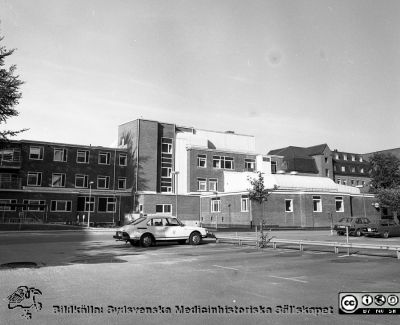  Ögonkliniken A från norr 1987, nyrenoverad
Sjukhusfotograferna i Lund. Pärm Negativ, Dia, 1987. 101/87. Film II. Från negativ. 
Nyckelord: Lasarettet;Lund;Universitetssjukhus;USiL;Ögon;Oftalmiatrisk;Oftalmologisk;Klinik