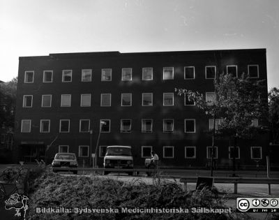 Ögonkliniken B i Lund 1987, nyrenoverad
Sjukhusfotograferna i Lund. Pärm Negativ, Dia, 1987. 101/87. Film II. Var tidigare barnpsykiatrisk klinik. Fasad mot väster. Från negativ. 
Nyckelord: Lasarettet;Lund;Universitetssjukhus;USiL;Ögon;Oftalmiatrisk;Oftalmologisk;Klinik