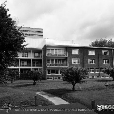 Ögonkliniken A i Lund 1987, nyrenoverad
Sjukhusfotograferna i Lund. Pärm Negativ, Dia, 1987 102/87. Film I. Fasad mot söder. Centralblocket skymtar i bakgrunden. Från negativ. 
Nyckelord: Lasarettet;Lund;Universitetssjukhus;USiL;Ögon;Oftalmiatrisk;Oftalmologisk;Klinik