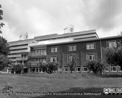 Ögonkliniken A i Lund 1987, nyrenoverad
Sjukhusfotograferna i Lund. Pärm Negativ, Dia, 1987 102/87. Film I. Fasad mot söder. Centralblocket skymtar i bakgrunden. Från negativ. 
Nyckelord: Lasarettet;Lund;Universitetssjukhus;USiL;Ögon;Oftalmiatrisk;Oftalmologisk;Klinik