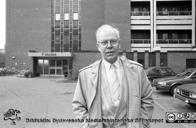 Sjukhusdirektör Kurt Roos framför det nybyggda F-blocket, 1987
Sjukhusfotograferna i Lund. Pärm Svart-vita neg. 1987. 136/-87. Från negativ.
Nyckelord: Lasarettet;Lund;Universitetssjukhus;USiL;Administration;Chef
