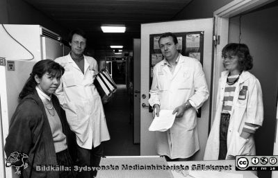 Inför ombyggnaden på onkologiska klinikens forskningsavdelning, 1987
Sjukhusfotograferna i Lund. Pärm Svart-vita neg. 1987. 131/-87. Onkologen, okt. 1987.  Från vänster okänd, Mårten Fernö, Bo Baldetorp (ingenjör, med. dr., sedermera professor och dekanus i medicinska fakulteten), Cecilia Norrliden (gift Dahlberg). Från negativ.
Nyckelord: Lasarettet;Lund;Laboratorium;Universitetssjukhus;USiL;Onkologiska;Kliniken;Radiologiska;Forskning;Avdelning