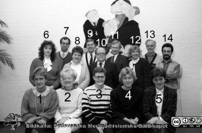 Adminstratörer på Lasarettet i Lund 1987
Sjukhusfotograferna i Lund. Pärm Svart-vita neg. 1987. Administratörer. Kanske togs detta foto i samband med att direktionens sekreterare Per Börje Jönsson fyllde 63 och gick i pension? I varje fall står han i bildens mitt (som nr 10). 1. Sickan Olsson, Assistent åt ordförande och vice ordförande i direktionen. 2. Lise Österlind, arbetade med kommunikationsfrågor. 3. Anita Adolfsson, Assistent. 4.  okänd. 5. Ulla Persson, Sjukhusdirektörens sekreterare. 6. Lena Åsberg, Informationschef. 7. Sven Nordgren, redovisningschef. 8. Birgit Lindvall, Assistent registraturen. 9. Lars Franke, Säkerhetschef. 10. Per-Börje Jönsson, Direktionens sekreterare. 11. Matts Wendel, kanslichef. 12. okänd. 13. Torsten Ekholm, tryckeriet. 14. Daniel Carreno, tryckeriet. Från negativ.
Nyckelord: Lasarettet;Lund;Universitetssjukhus;USiL;Administration