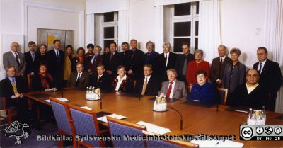 Traditionellt julfoto från direktionsmöte på Lasarettet i Lund 1998
Bildkälla Anders Biörklund. Numrering enligt SMHS14401NumCopp:
Sittande från vänster runt bordet: 1.  Benny Jönsson (m); 2. Ordföranden Britt-Marie Lundqvist (s); 3. Sjukhusdirektör Leif Granath; 4. Chefläkare Dag Lundberg; 5. Viola Ohlson (s); 6. Hans Björkman (s); 7. Nils Nilsson (s); 8. Elsie Nilsson (s); Åke Hansson (s). Stående: 10. Professor Ingemar Ihse; 11. Lars Kristensson; 12. Bodil Ryde (m); 13. okänd; 14. Kristina Husmark Persson (M) (senare minister i regeringen en tid); 15. okänd; 16.  informationssekreterare Lena Åsberg; 17 Margot Hemmel (fp); 18. okänd; 19. Sune Heinegård (s); 20. Jan Sjöberg, facklig representant för sjuksköterskorna; 21. Bengt Nilsson (s); 22 okänd; 23. Rolf Nilsson (v), 24. Benny Jönsson 2, facklig representant för Kommunal; 25 okänd; 26.  Anders Biörklund, facklig representant för Mellerssta Skånes Läkarförening/SACO; 27. Brita Axelsson (c), 28. Okänd. Omonterat foto
Nyckelord: Lasarettet;Lund;Direktion;Universitetssjukhus;USiL;Administration;Chefer;Styrelse