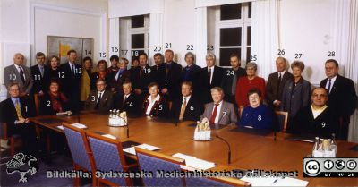 Traditionellt julfoto från direktionsmöte på Lasarettet i Lund 1998
Bildkälla Anders Biörklund. Sittande från vänster runt bordet: 1.  Benny Jönsson (m); 2. Ordföranden Britt-Marie Lundqvist (s); 3. Sjukhusdirektör Leif Granath; 4. Chefläkare Dag Lundberg; 5. Viola Ohlson (s); 6. Hans Björkman (s); 7. Nils Nilsson (s); 8. Elsie Nilsson (s); Åke Hansson (s). Stående: 10. Professor Ingemar Ihse; 11. Lars Kristensson; 12. Bodil Ryde (m); 13. okänd; 14. Kristina Husmark Persson (M) (senare minister i regeringen en tid); 15. okänd; 16.  informationssekreterare Lena Åsberg; 17 Margot Hemmel (fp); 18. okänd; 19. Sune Heinegård (s); 20. Jan Sjöberg, facklig representant för sjuksköterskorna; 21. Bengt Nilsson (s); 22 okänd; 23. Rolf Nilsson (v), 24. Benny Jönsson 2, facklig representant för Kommunal; 25 okänd; 26.  Anders Biörklund, facklig representant för Mellerssta Skånes Läkarförening/SACO; 27. Brita Axelsson (c), 28. Okänd. Omonterat foto.
Nyckelord: Lasarettet;Lund;Direktion;Universitetssjukhus;USiL;Administration;Chefer;Styrelse