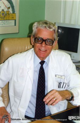 Docent Torgil Möller, onkolog, 2000
Mapp Bilder från Anders Biörklund. Radiologen / onkologen Torgil Möller på canceerregistret i Lund. Foto år 2000 i samband med hans pensioneringsföreläsning. Monterat foto.
Nyckelord: Lasarettet;Lund;Universitetssjukhus;USiL;Radiologi;Onkologi;Cancerregister