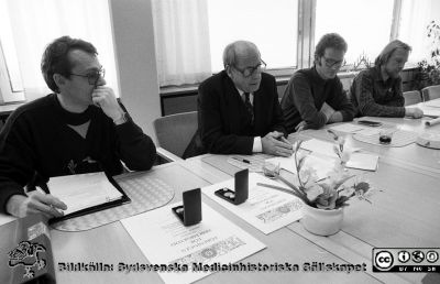 Diplom och medaljer delas ut för arbetarskydsarbete på Lasarettet i Lund 1988
Sjukhusfotograferna i Lund. Pärm Sv/v neg. 1988. 88-12-07. Beställare Ulla Leissner, Sj.h.dir. Direktionens ordförande, Fredrik Swartling nr 2 från vänster. Representanter för Föreningen för Arbetarskydd med diplom och medaljer att dela ut. Näst längst till höger kanske Harry Schiffman? Längst till höger BMA Bengt Jönsson, huvudskyddsombud för vårdförbundet. Arbetade på avdelningen för klinisk fysiologi. Från negativ.
Nyckelord: Lasarettet;Lund;Universitetssjukhus;USiL;Arbetarskydd;Förening;Direktion;Medalj;Diplom;Utmärkelse