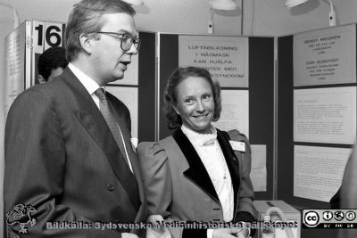 Forskningens dag 1988
Sjukhusfotograferna i Lund. Pärm Sv/v neg. 1988. 75. II/88. Elisabeth Fernström med sin make Per Edholm. Från negativ.
Nyckelord: Lasarettet;Lund;USiL;Universitetssjukhus;Forskningens;Dag;Symposium;Utställning