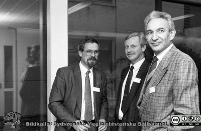 Forkningens Dag i Lund 1988
Sjukhusfotograferna i Lund. Pärm Sv/v neg. 1988. 75. II/88. Från vänster landstingspolitikern Bengt Holgersson (senare landshövding), kanslichef Matts Wendil och den tidigare sjukhusdirektören (1980-08-01 - 1982-12-31) Alex Margulies. Från Negativ
Nyckelord: Lasarettet;Lund;USiL;Universitetssjukhus;Forskningens;Dag;Symposium;Utställning