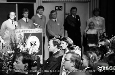 Forskningens Dag 1988
Sjukhusfotograferna i Lund. Pärm Sv/v neg. 1988 75. IV/88. Fernströmssymposium "Att sova och att drömma" på Forskningens Dag. På främsta raden i auditoiret H. M. kung Carl XVI Gustaf och hans gemål, drottning Silvia. Hitom dem Per Edholm och Elisabeth Fernström. I bakgrunden studentsångare, en marskalk (Leif Salford?) och Ingegärd Lindqvist (kanslidirektör på Fernströmsstiftelsen och ansvarig för arrangemangen). Från negativ.
Nyckelord: Lasarettet;Lund;USiL;Universitetssjukhus;Forskningens;Dag;Symposium;Prisutdelning