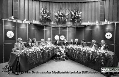 Tio pristagare samlade vid Forskningens dag i Lund 1988
Sjukhusfotograferna i Lund. Pärm Sv/v neg. 1988. Omärkt bild. Fernströmssymposiet "Att sova och att drömma", det tionde sedan starten 1978. En rad pristagare samlade till diskussion i aulan.  I mitten: Med dr h.c. Elisabeth Fernström och Dekanus, professor Christer Owman.  Från höger : Professor Georg Klein (pristagare 1983), Professor Eva Klein ((pristagare1983), Professor Peter Perlmann ((pristagare 1988), Professor Jens Skou (pristagare 1985; Nobelpristagare 1987), Professor Örjan Ouchterlony (pristagare 1980), Professor Carl-Bertil Laurell (pristagare 1980), Professor Egil Gjone (pristagare 1982), Professor Torsten Almén (pristagare 1987), Professor Peter Reichard? (pristagare 1984), Professor Anders Lundberg (pristagare1979). Från negativ.
Nyckelord: Lasarettet;Lund;USiL;Universitetssjukhus;Forskningens;Dag;Symposium