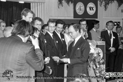 Forskningens Dag 1988
Sjukhusfotograferna i Lund. Pärm Sv/v neg. 1988. 75. IV/88. Fernströmssymposium "Att sova och att drömma" på Forskningens Dag. Pristagarna får diplom av H. M. kung Carl XVI Gustaf  I bakgrunden studentsångare och professor Christer Owman. Till vänster troligen fotograf Per Lindströms ryggtavla. Från negativ.
Nyckelord: Lasarettet;Lund;USiL;Universitetssjukhus;Forskningens;Dag;Symposium;Prisutdelning
