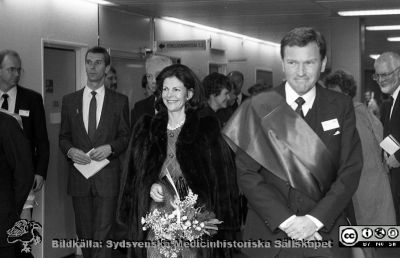 Forskningens Dag 1988
Sjukhusfotograferna i Lund. Pärm Sv/v neg. 1988. 75. IV/88. Fernströmssymposium "Att sova och att drömma" på Forskningens Dag. H. M. Drottning Silvia eskorteras ut efter evenemanget. Troligen landshövding Bertil Göransson strax bakom henne. Marskalk Leif Salford till höger. Från negativ.
Nyckelord: Lasarettet;Lund;USiL;Universitetssjukhus;Forskningens;Dag;Symposium