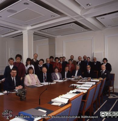 Direktionen för Lasarettet i Lund 1988
Sjukhusfotograferna i Lund. Pärm Sv/v neg. 1988. 73/-88.  Numrering enligt bild SMHS14433Num. 1. Okänd 1; 2. Okänd 2; 3. Nils Ekdahl (s); 4. Ulla Fredriksson (s); 5. Torsten Engvall (s); 6. Sjukhusdirektör Ulla Leissner; 7. Direktionens ordförande Fredrik Swartling; 8. Chefläkare Hans Rorsman; 9. Okänd 9; 10. Britt-Marie Lundqvist; 11. Okänd 11; 12. Ingvar Amilon (c); 13. Okänd 13; 14. Per Börje Jönsson, direktionens sekreterare; 15. Lena Åsberg, informationssekreterare; 16. Gunvor Wachtmeister; 17. Okänd 17; 18. Leif Granath, senare sjukhus- och sjukvårdsdirektör; 19. Okänd 19; 20. Hans Håkansson (m); 21  Okänd 21; 22. Christer Lundberg (facklig företrädare för kommunalarbetarförbundet); 23. Bodil Ryde (m); 24. Hampus Lyttkens (fp); 25. Okänd 25; Från positiv.
Nyckelord: Lasarettet;Lund;Universitetssjukhus;USiL;Direktion;Administration;Ledning