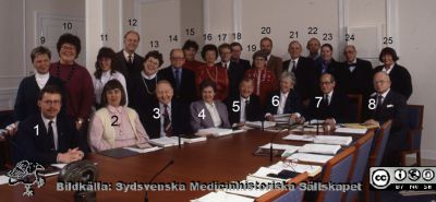 Direktionen för Lasarettet i Lund 1988
Sjukhusfotograferna i Lund. Pärm Sv/v neg. 1988. 73/-88. 1.Okänd 1; 2. Okänd 2; 3. Nils Ekdahl (s); 4. Ulla Fredriksson (s); 5. Torsten Engvall (s); 6. Sjukhusdirektör Ulla Leissner; 7. Direktionens ordförande Fredrik Swartling; 8. Chefläkare Hans Rorsman; 9. Okänd 9; 10. Britt-Marie Lundqvist; 11. Okänd 11; 12. Ingvar Amilon (c); 13. Okänd 13; 14. Per Börje Jönsson, direktionens sekreterare; 15. Lena Åsberg, informationssekreterare; 16. Gunvor Wachtmeister; 17. Okänd 17; 18. Leif Granath, senare sjukhus- och sjukvårdsdirektör; 19. Okänd 19; 20. Hans Håkansson (m); 21 	Okänd 21; 22. Christer Lundberg (facklig företrädare för kommunalarbetarförbundet); 23. Bodil Ryde (m); 24. Hampus Lyttkens (fp); 25. Okänd 25; Från positiv.

Nyckelord: Lasarettet;Lund;Universitetssjukhus;USiL;Direktion;Administration;Ledning
