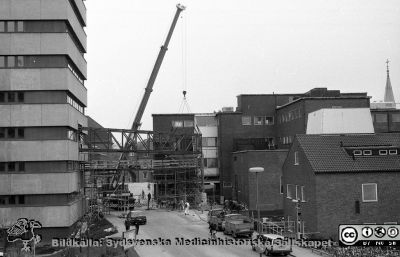 Gångbron från onkologiska klinikenöver till centralblocket är under montering, 1988-04-29
Sjukhusfotograferna i Lund. Pärm Sv/v neg. 1988. 39/1988. Onkologiska kliniken. Gångbron fick aldrig den användning den var tänkt för. Från negativ.
Nyckelord: Lasarettet;Lund;Universitetssjukhus;USiL;Radiologisk;Onkologisk;Klinik;Jubileumsklinik