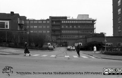 Onkologiska kliniken från norr 1988
Sjukhusfotograferna i Lund. Pärm Sv/v neg. 1988. 38/1988. Utbyggnad västerut pågår. Foto 29/3-88. Från negativ.
Nyckelord: Lasarettet;Lund;Universitetssjukhus;USiL;Radiologisk;Onkologisk;Klinik;Jubileumsklinik