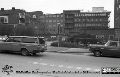Onkologiska kliniken från norr 1988
Sjukhusfotograferna i Lund. Pärm Sv/v neg. 1988. 38/1988. Utbyggnad västerut pågår. Foto 29/3-88. Från negativ.
Nyckelord: Lasarettet;Lund;Universitetssjukhus;USiL;Radiologisk;Onkologisk;Klinik;Jubileumsklinik