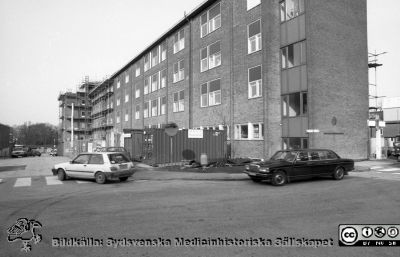 Onkologiska klinikens fasad mot söder, 1988
Sjukhusfotograferna i Lund. Pärm Sv/v neg. 1988. 35/-88. Onkologen, 1 mars, 1988. Vy från öster. Den västra delen av huset (längst bort) är under tillbyggnad med strålbehandling under jord och bl.a. forskning och laboratorier ovan jord. Från negativ.
Nyckelord: Lasarettet;Lund;Universitetssjukhus;USiL;Radiologisk;Onkologisk;Klinik;Forskning